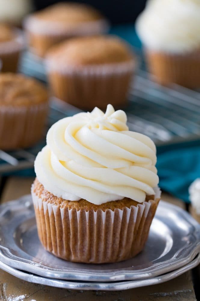 How to make the BEST Cream Cheese Frosting! Cream cheese frosting piped on top of a cupcake