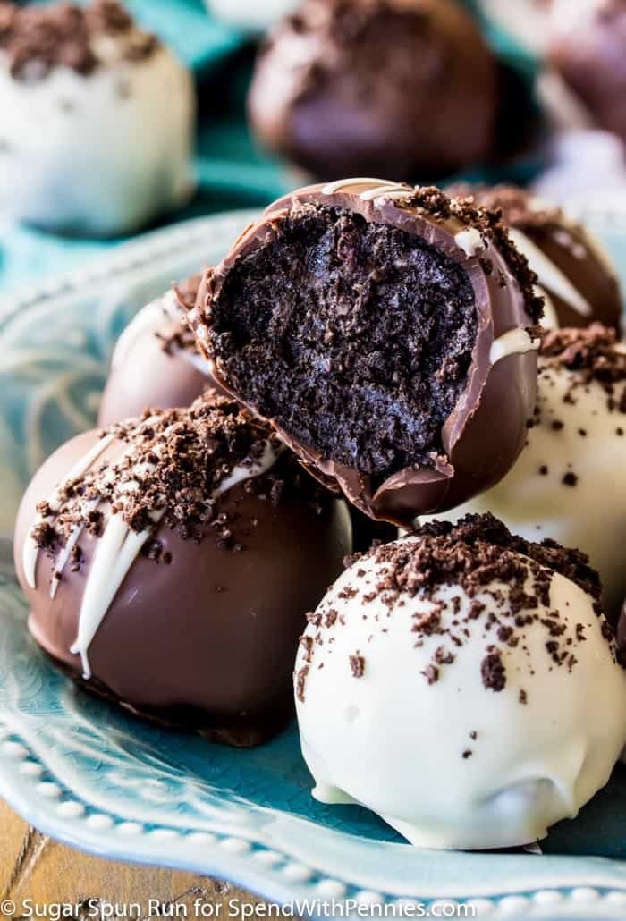 Just 4 ingredients for these easy OREO BALLS! An easy party dessert, ready in under 30 minutes! #sugarspunrun #oreoballs #oreotruffles #partyfood Rich chocolate interior of an Oreo ball