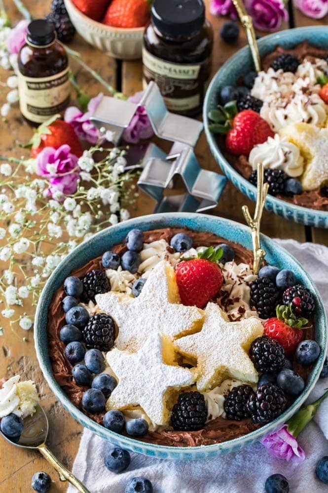 How to make DESSERT BOWLS! These are incredible! A dessert bowl decorated with star-shaped cake slices and fruit